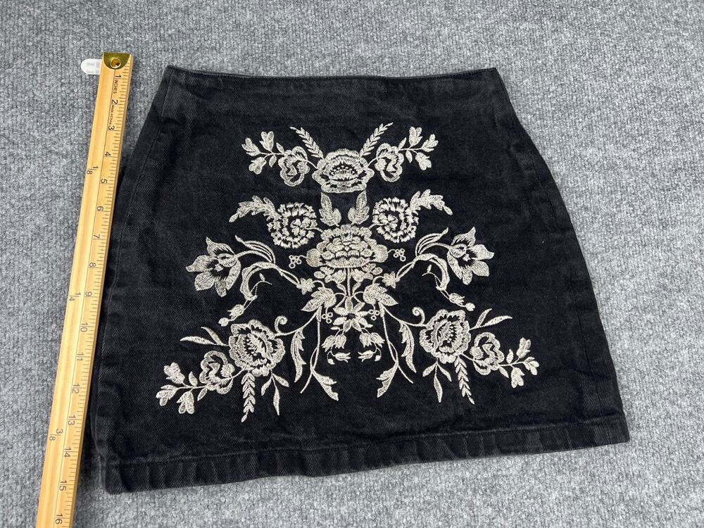 Topshop Black Embroidered Denim Floral Mini Skirt Women’s Size‎ 4 #762